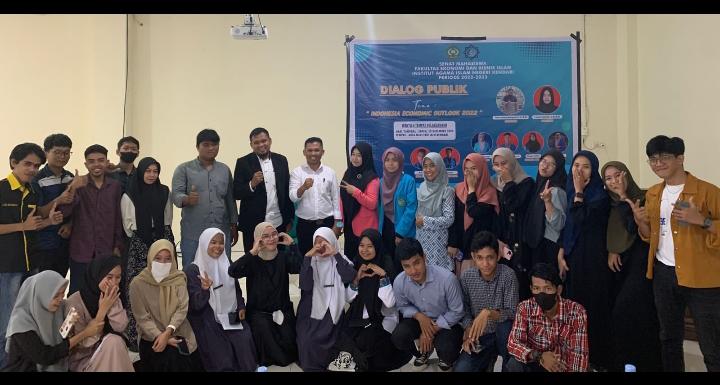 Ketgam : Foto Bersama Pengurus SEMA FEBI Usai Kegiatan, Foto : Istimewa