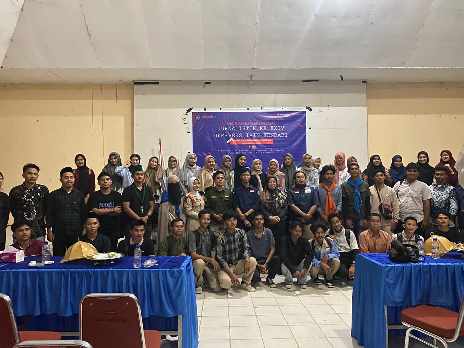 Foto bersama usai pembukaan kegiatan Diklatsar UKM Pers IAIN Kendari